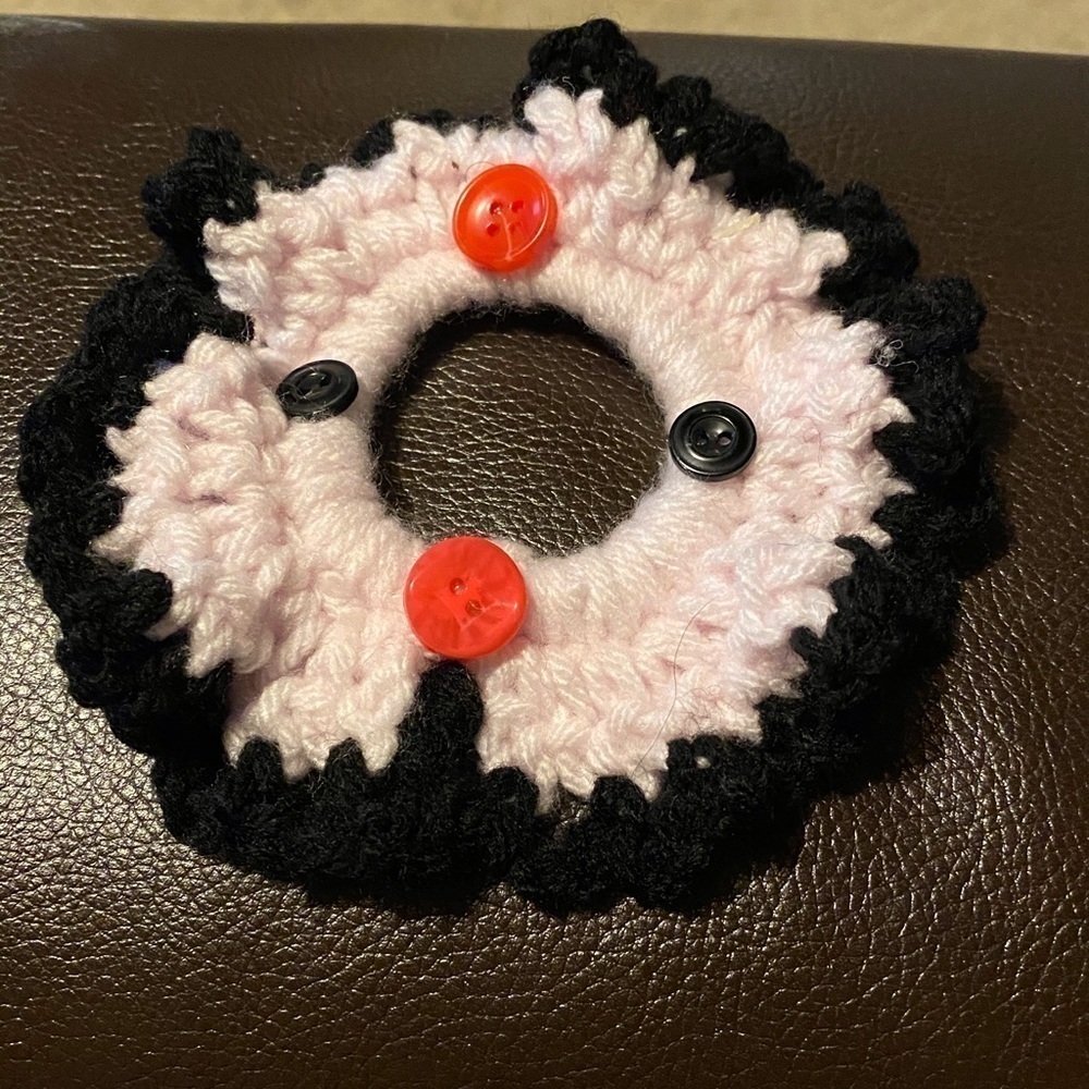 💝Black and Link Button Beauty Scrunchie 💝
